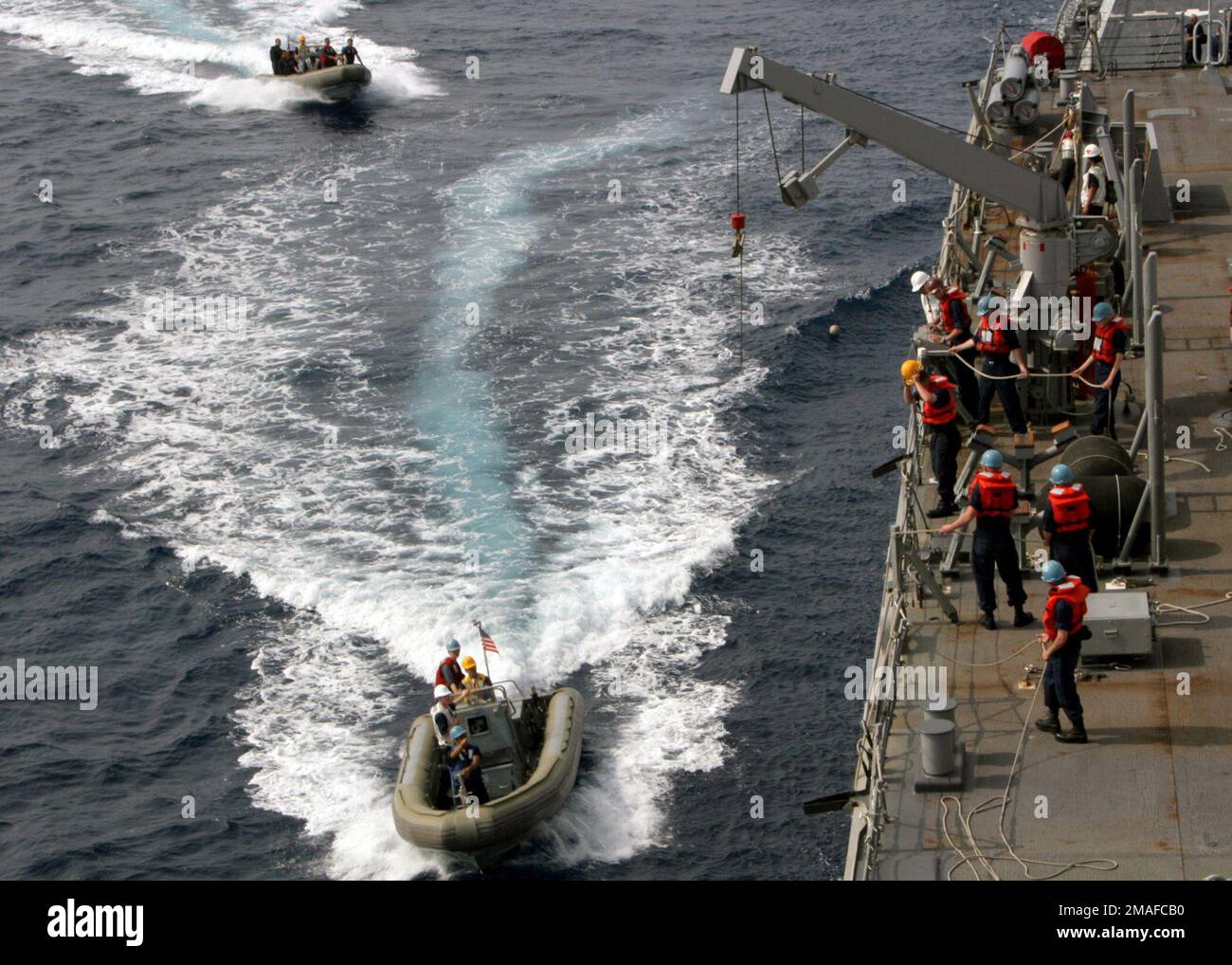 060504-N-4953E-013. [Complete] Scene Caption: US Navy (USN) Visita, Board, Ricerca e sequestro (VBSS) squadre assegnate alla USN Arleigh Burke Class Destroyer missile guidato (AEGIS) USS CURTIS WILBUR (DDG 54) Torna alla loro nave a bordo di gommoni a scafo rigido Zodiac dopo aver eseguito una perforazione a bordo del missile guidato USN Arleigh Burke Class Destroyer (AEGIS) USS STETHEM (DDG 63) nell'Oceano Atlantico. La STETHEM e LA WILBUR hanno partecipato all'esercizio MULTI-SAIL 2006 (MS06) nell'Oceano Pacifico. L'esercizio è stato progettato per aiutare i marinai della USN nella massima forza navale dispiegata in avanti (FDNF) Foto Stock