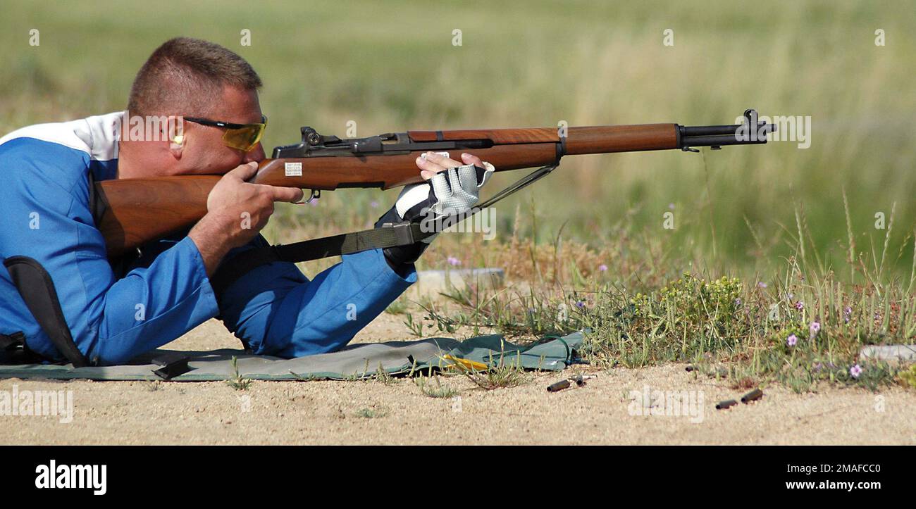 060505-N-1159B-012. [Complete] Scene Caption: US Coast Guard (USCG) First Class Port Securityman (PS1) Dennis Carney, Coastal Warfare Sector San Diego, spara un M1 Garand Rifle durante la fase di fuoco rapido di 300 iarde del 2006 Fleet Forces Command (Pacific) Rifle e Pistol Championships. Marinai, Marines, Coast Guardsmen e civili hanno gareggiato in team e divisioni individuali durante il concorso annuale di marcature.Calif. (Maggio 52006) Stati Uniti Guardia costiera Port Securityman 1st Classe Dennis Carney del settore della guerra costiera San Diego spara un M1 Garand Rifle durante la prona 300-yard Rapid-fi Foto Stock