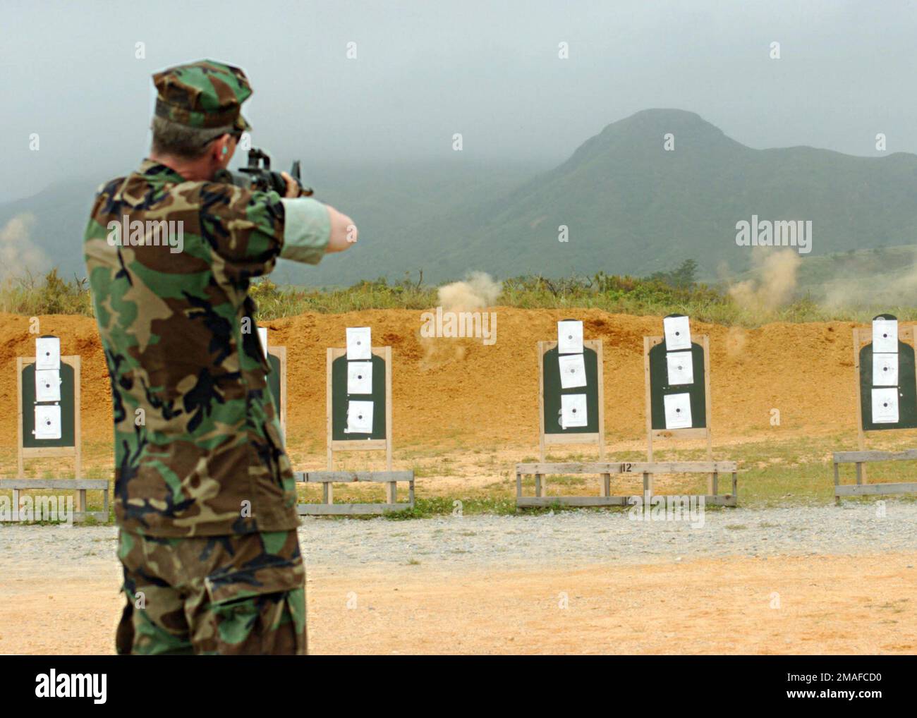 060506-N-3560G-040. Base: Camp Hansen Stato: Okinawa Nazione: Giappone (JPN) Foto Stock