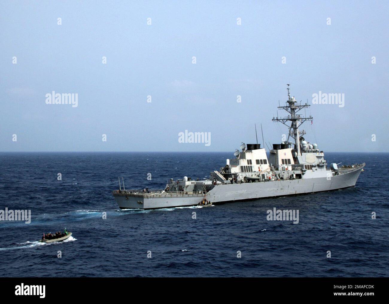 060504-N-4953E-011. [Complete] Scene Caption: US Navy (USN) Visita, Board, Ricerca e sequestro (VBSS) squadre assegnate alla USN Arleigh Burke Class Destroyer missile guidato (AEGIS) USS CURTIS WILBUR (DDG 54) Torna alla loro nave a bordo di Rigid Hull Inflatable Boats (RHIB) dopo aver eseguito un trapano a bordo della USN Arleigh Burke Class Guided Missile Destroyer (AEGIS) USS STETHEM (DDG 63) nell'Oceano Pacifico. La STETHEM e LA WILBUR hanno partecipato all'esercizio MULTI-SAIL 2006 (MS06) nell'Oceano Pacifico. L'esercizio è stato progettato per aiutare i marinai della USN nella Forward Deployed Naval Force (FDNF) a massimizzare Foto Stock