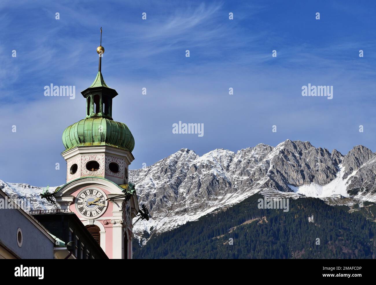 Centro di Innsbruck e le Alpi in una giornata invernale di sole Foto Stock