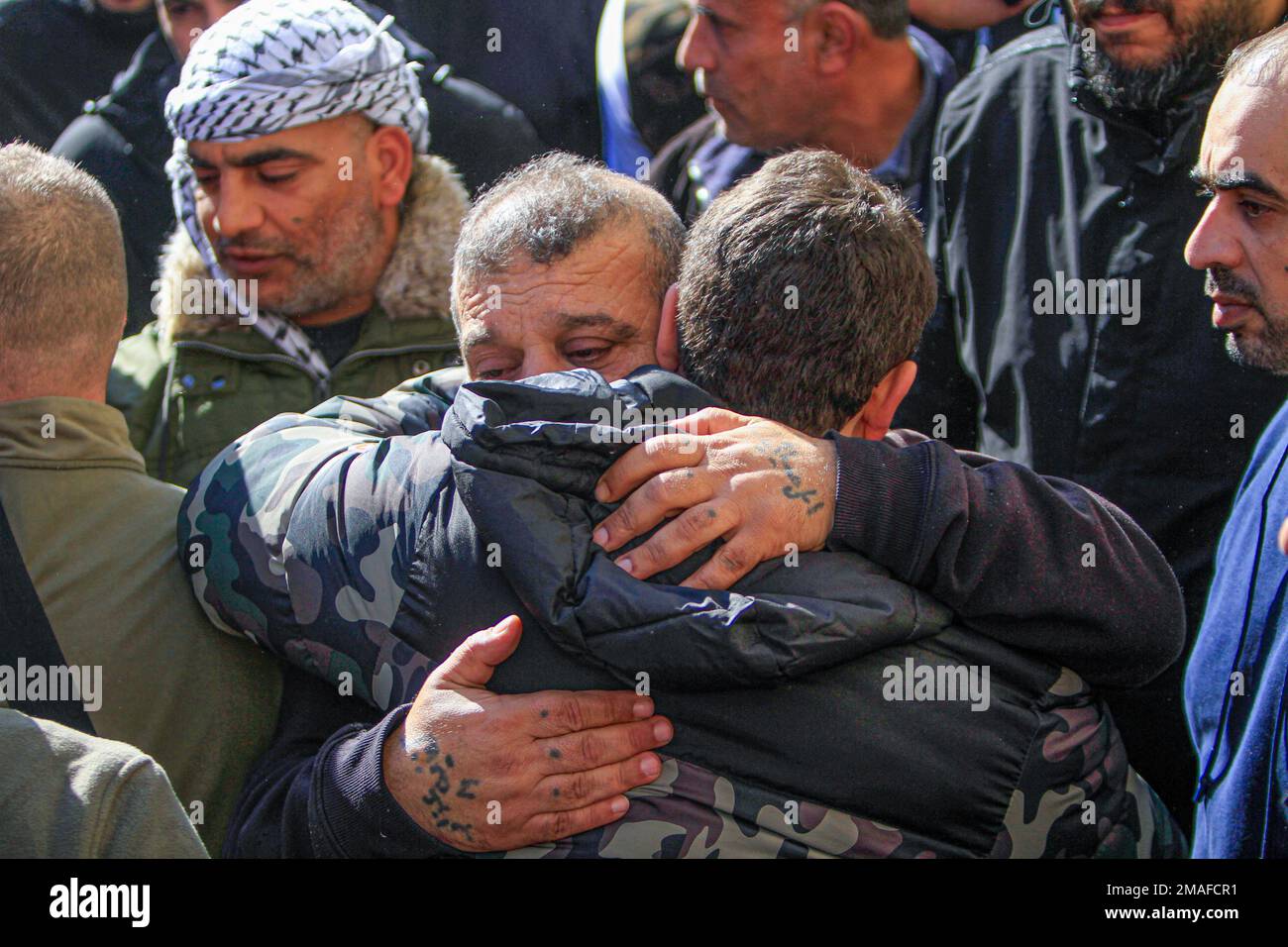 Jenin, Medio Oriente. 19th Jan, 2023. I parenti piangono durante la cerimonia funeraria dei due palestinesi, Adham Jabareen, 28 anni, e Jawad Bawaqneh, 57 anni, Che sono stati uccisi dalle pallottole dell'esercito israeliano durante un raid nel campo profughi di Jenin nella Cisgiordania occupata. Testimoni oculari hanno detto che Jabareen è stato ucciso a colpi di arma da fuoco dall'esercito israeliano, e l'insegnante di scuola Bawaqnah ha cercato di fornirgli il primo soccorso dopo che è caduto a terra. Durante il suo tentativo di aiutarlo, un cecchino israeliano lo ha sparato, e dopo di che le forze israeliane hanno impedito ambulanze e personale medico Foto Stock