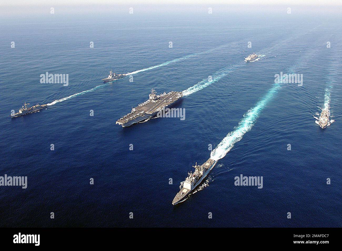 060507-N-0119G-002. [Complete] Scene Caption: La Marina degli Stati Uniti (USN) ENTERPRISE Carrier Strike Group (CSG) naviga in formazione attraverso l'Oceano Atlantico. L'ENTERPRISE CSG è costituito dalla portaerei USN USS ENTERPRISE (CVN 65), dalla fregata missilistica guidata USN Oliver Hazard Perry-class USS NICHOLAS (FFG 47) (anteriore sinistra), dall'incrociatore missilistico guidato USN Ticonderoga USS LEYTE GULF (CG 55) (anteriore destra) e dal cacciatorpediniere missilistico guidato USN Arleigh Burke USS FAS MCS UL (DDG 74) (a sinistra), segue da vicino l'USN Military Sealift Command (MSC), nave di sostegno rapido al combattimento USNS (T-AOE 6) Foto Stock