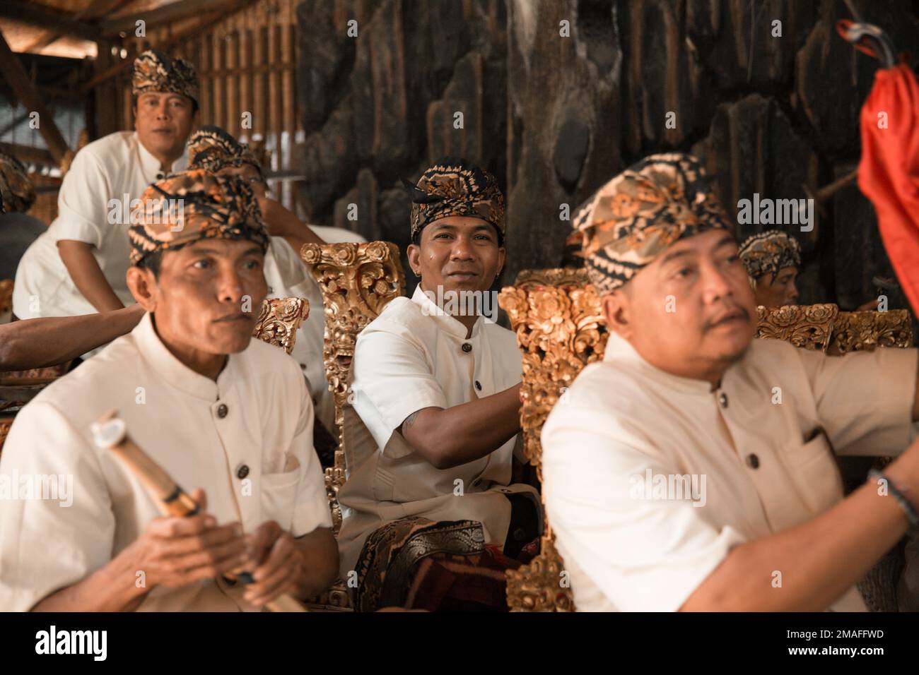 Bali - Indonesia - 10.22.2015: Musicisti maschi indonesiani vestiti con abiti tradizionali pronti per la loro esibizione Foto Stock