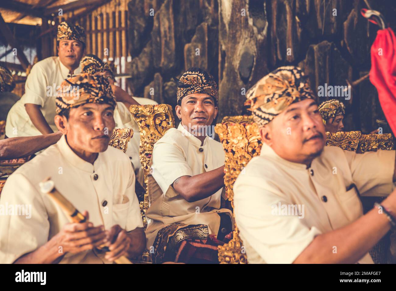 Bali - Indonesia - 10.22.2015: Musicisti maschi indonesiani vestiti con abiti tradizionali pronti per la loro esibizione Foto Stock