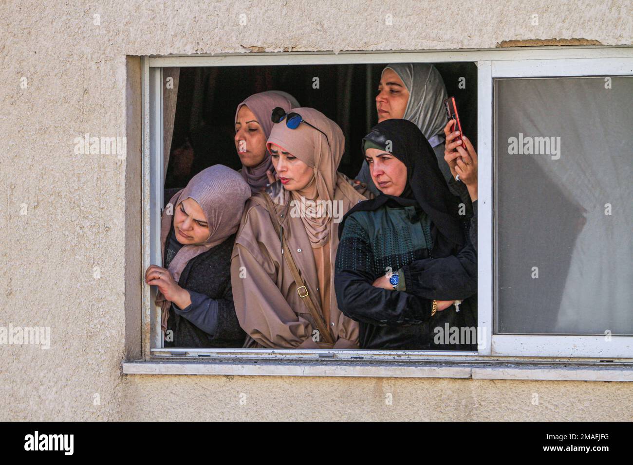 I parenti piangono durante la cerimonia funeraria dei due palestinesi, Adham Jabareen, 28 anni, e Jawad Bawaqneh, 57 anni, Che sono stati uccisi dalle pallottole dell'esercito israeliano durante un raid nel campo profughi di Jenin nella Cisgiordania occupata. Testimoni oculari hanno detto che Jabareen è stato ucciso a colpi di arma da fuoco dall'esercito israeliano, e l'insegnante di scuola Bawaqnah ha cercato di fornirgli il primo soccorso dopo che è caduto a terra. Durante il suo tentativo di aiutarlo, un cecchino israeliano lo ha sparato, e dopo di che le forze israeliane hanno impedito alle ambulanze e al personale medico di entrare nella zona, il che è risultato Foto Stock