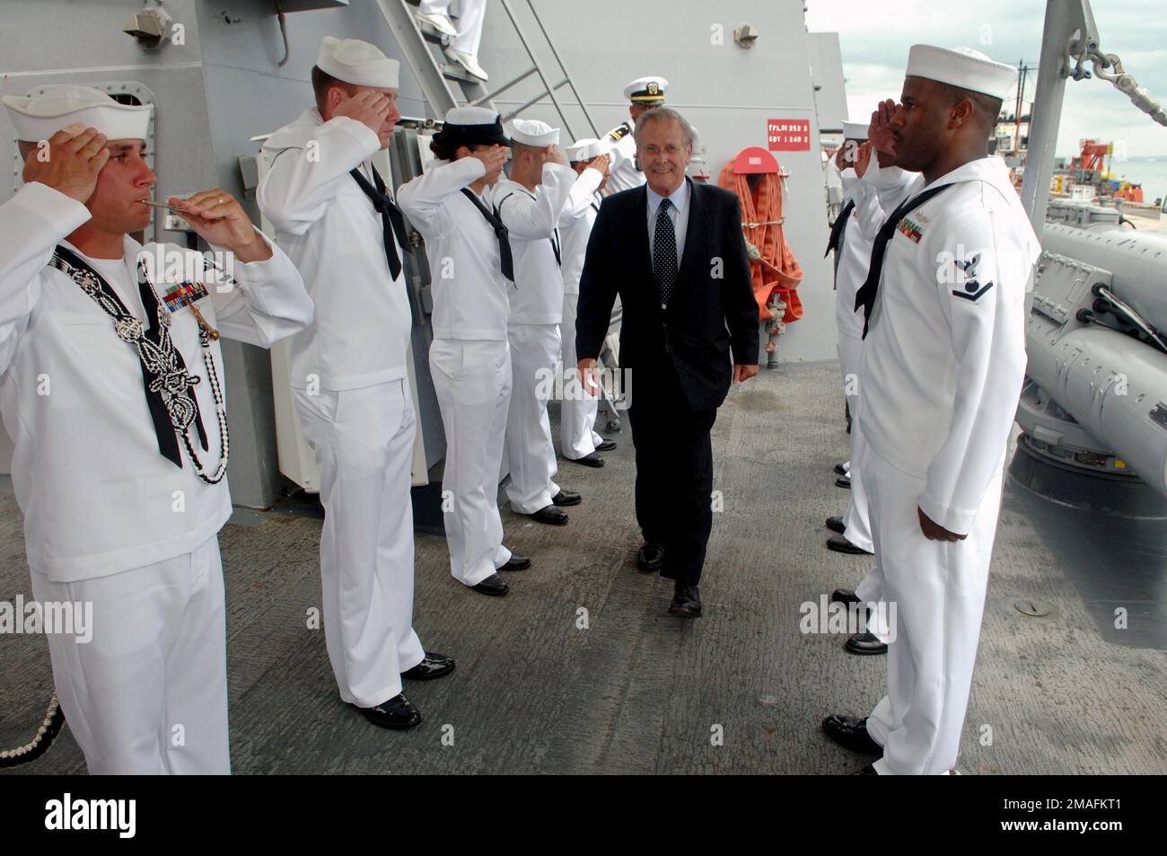 060604-N-0696M-395. Base: USS McCampbell (DDG 85) Nazione: Singapore (PSC) Foto Stock