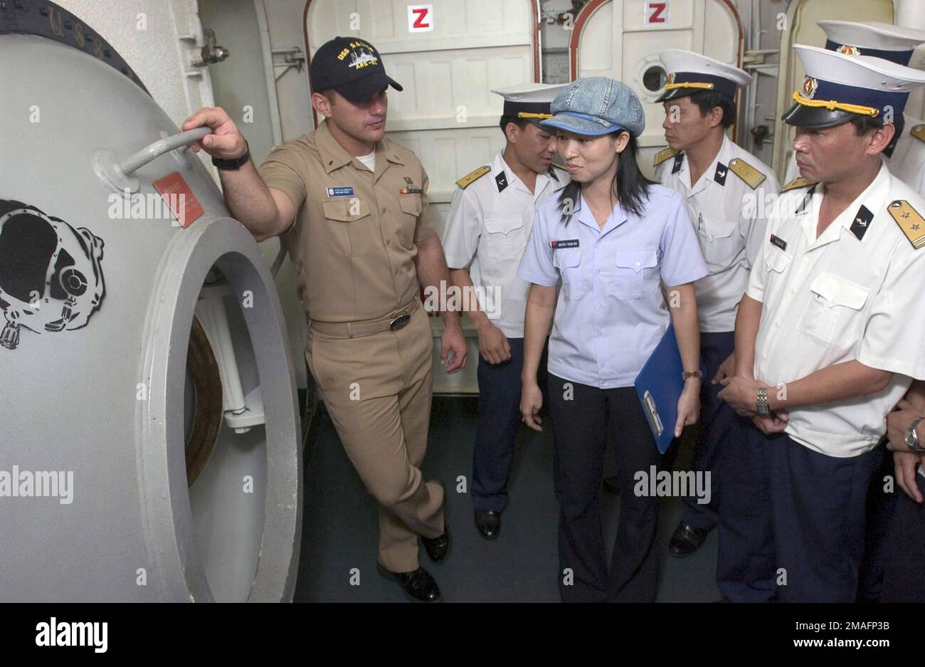 060704-N-9851B-002. Base: USS Salvor (ARS 52) Foto Stock