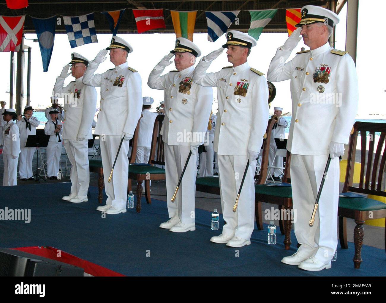 060808-N-4965F-008. [Complete] Scene Caption: 060808-N-4965F-008 (ago, 8, 2006)(da destra a sinistra), US Navy (USN) posteriore ADM. Townsend G. Alexander, Commander Navy Region Hawaii, E Comandante, Naval Surface Group Middle Pacific, USN Rear ADM. Michael C. vitale, Comandante, Theodore Roosevelt Strike Group, USN Vice ADM. Robert T. Conway, Comandante, Navy Installations Command, USN ADM. Gary Rouged, Comandante, US Pacific Fleet e USN CAPT. Gene Theriot, Cappellano per la Regione della Marina Hawaii, rende onore durante la parata dei colori in una cerimonia ufficiale di Cambio di comando (COC) a bordo Naval Foto Stock