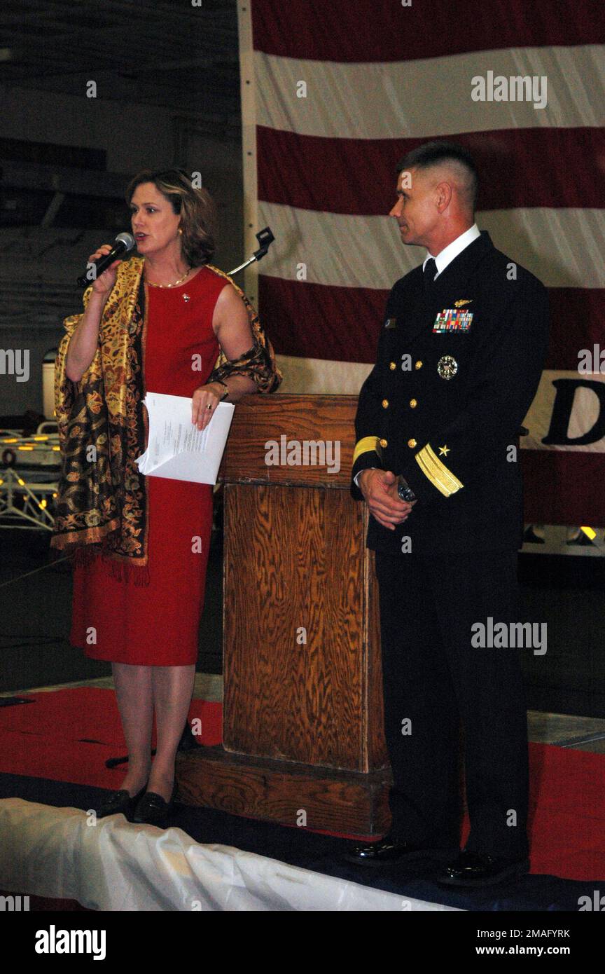 060810-N-1332Y-266. [Complete] Scene Caption: 060810-N-1332Y-266 (10 agosto 2006)Mrs. Robin K. McClellan (a sinistra), Consolato generale degli Stati Uniti d'America per l'Australia Occidentale, E US Navy (USN) Rear ADM. (Metà inferiore) Doug McClain, Commander, Carrier Strike Group 5 (CVW-5), si rivolgono a dignitari australiani e americani durante un ricevimento formale tenuto nella baia dell'hangar a bordo del portaerei USN USS KITTY HAWK (CV 63), a seguito dell'arrivo della nave a Perth, Australia. Il KITTY HAWK è attualmente operativo nell'area di responsabilità della flotta 7th, dimostrando la proiezione di potenza e se Foto Stock