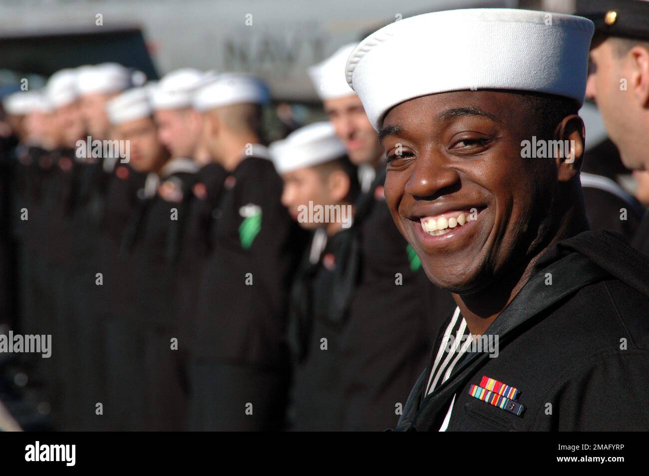 060810-N-1332Y-180. Base: USS Kitty Hawk (CV 63) Foto Stock