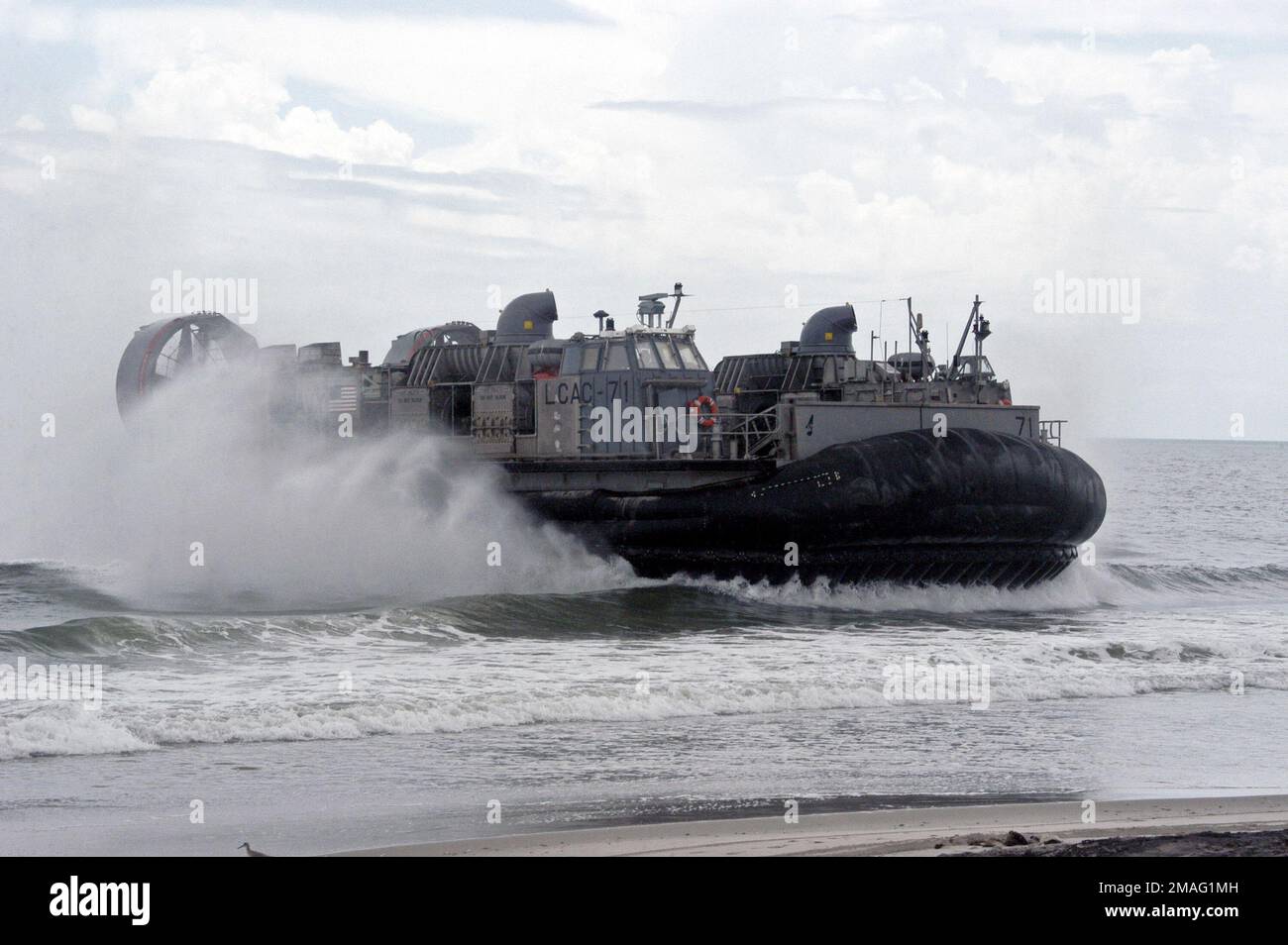 060817-N-8154G-094. [Complete] Scene Caption: 060817-N-8154G-094 (17 agosto 2006)A US Navy (USN) Landing Craft Air-Cushion (LCAC), assegnato a Assault Craft Unit 4 (ACU-4), Naval Anfibio base Little Creek, Virginia Beach, Virginia Beach, Virginia, va, si prepara ad atterrare su Onslow Beach, Marine Corps base (MCB) Camp Lejeune, N.C. Per la sua missione a carico US Marine Corps (USMC) Marines a bordo della nave d'assalto anfibio USN Wasp Class USS BATAAN (LHD 5). Il BATAAN sta conducendo un'integrazione Expeditionary Strike Group (ESGINT) con la USN Austin Class Amphibious Transport Dock USS SHREVEPORT (LPD 12), Foto Stock