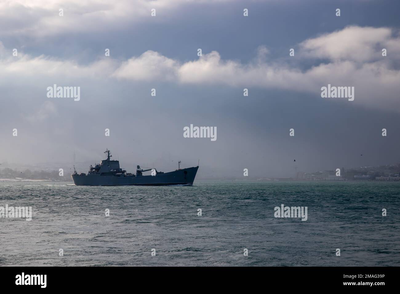 nave militare in crociera nel mare di istanbul marmara e tempo nuvoloso , nave militare in piedi da sola Foto Stock