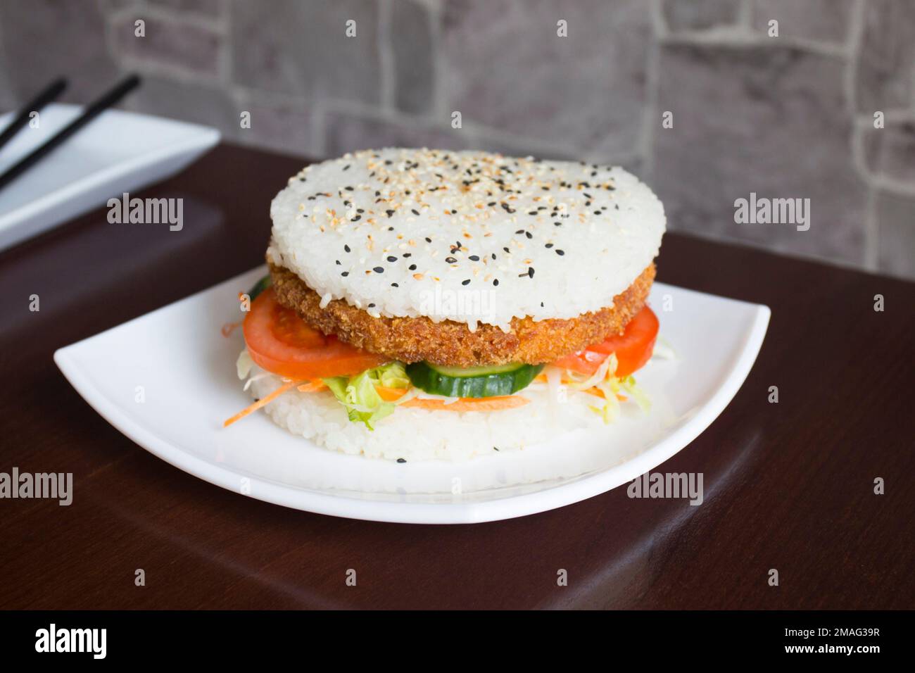 Hamburger di pollo croccante giapponese. Foto Stock