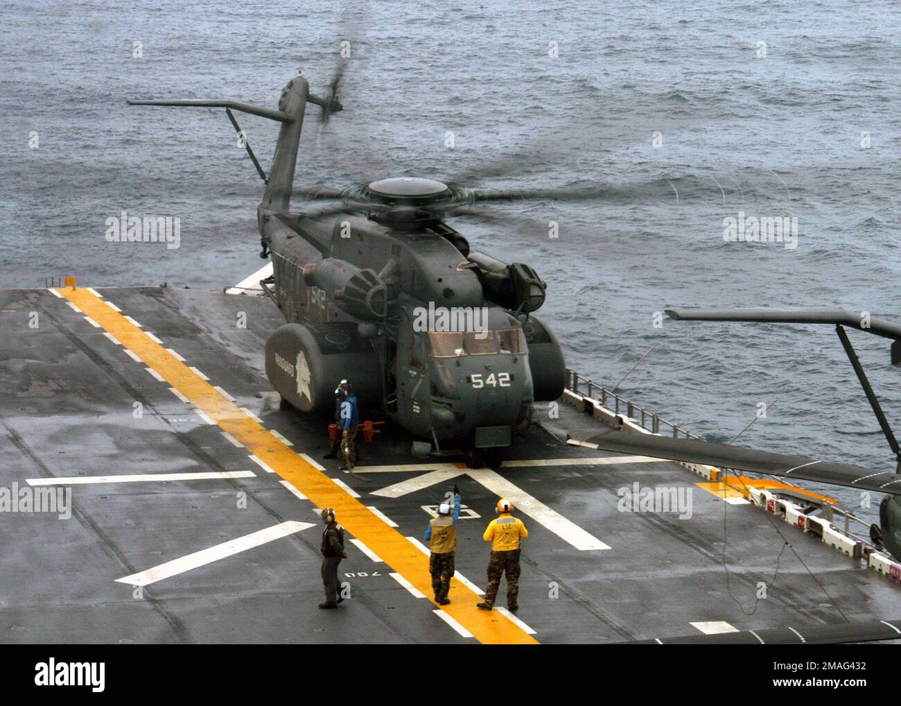 060826-N-3557N-022. Base: USS Kearsarge (LHD 3) Foto Stock