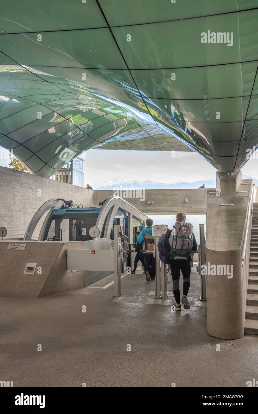 Hungerburg Innsbruck, vista all'interno della Hungerburgbahn alpina che mostra i viaggiatori che saliranno a bordo di un treno che scenderà verso il centro di Innsbruck Foto Stock