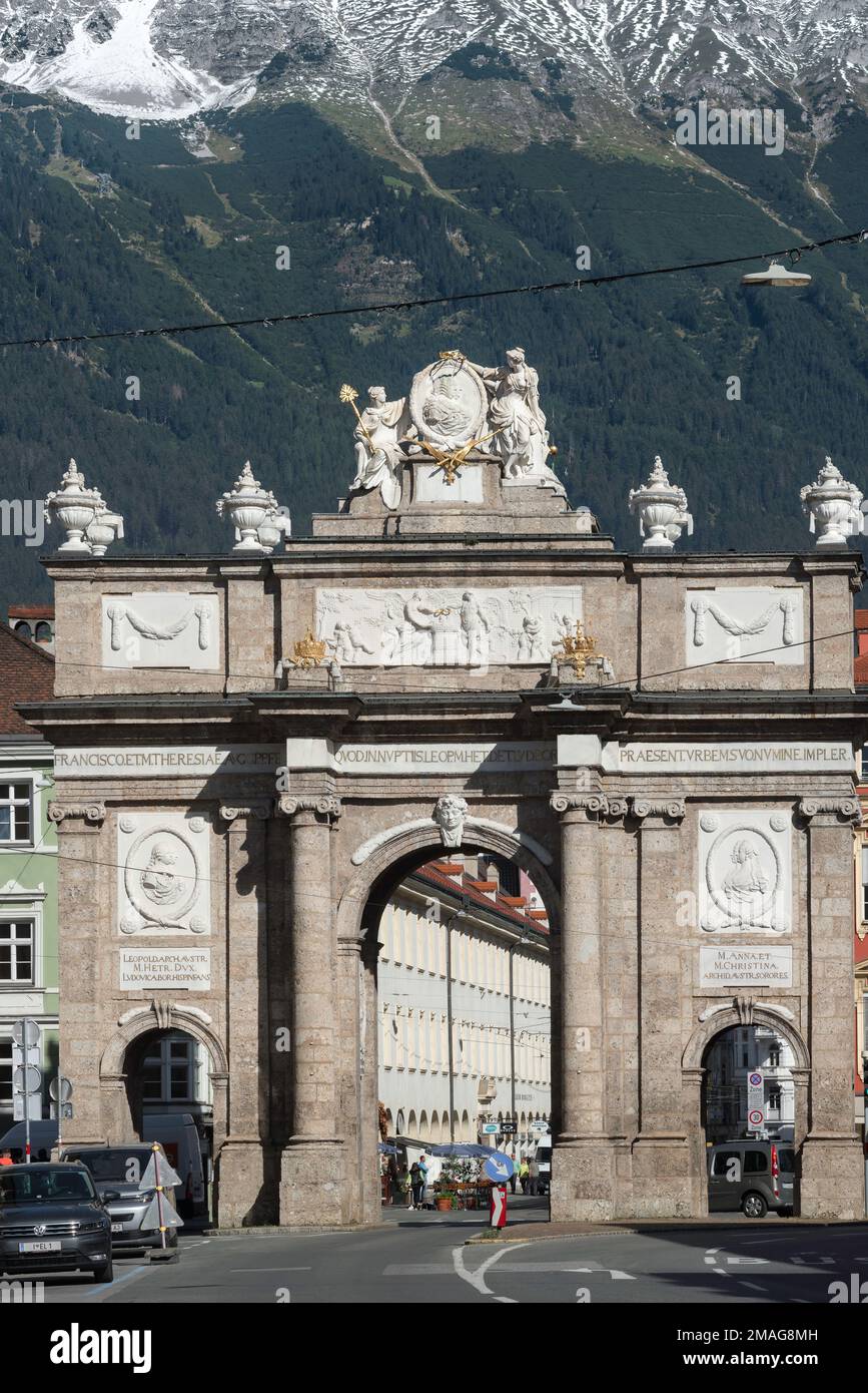 Arco trionfale Innsbruck, vista in estate del Triumppforte, uno storico arco trionfale situato all'ingresso sud della città vecchia di Innsbruck, Austria Foto Stock