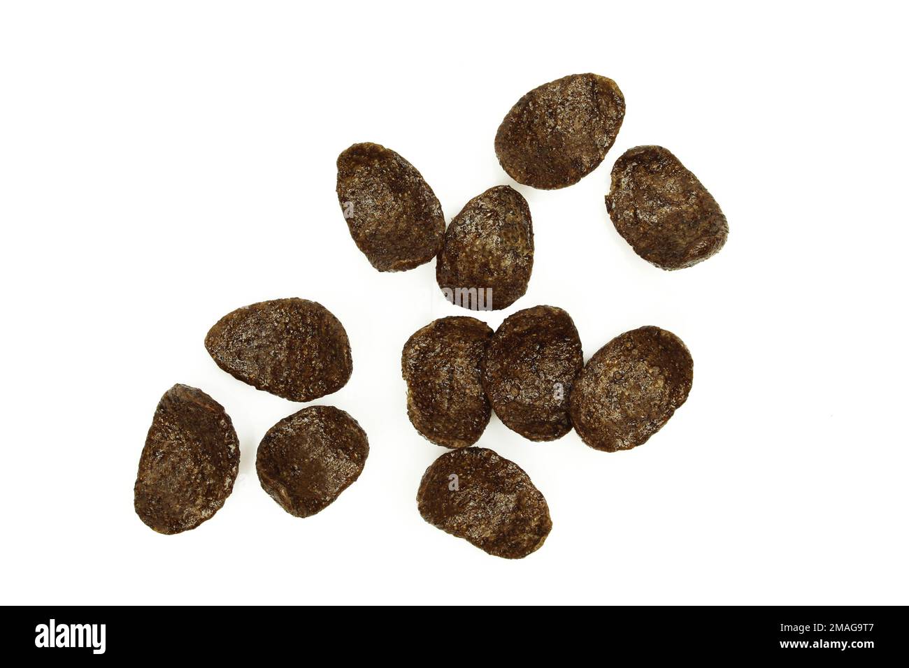 Pochi pezzi di cornflakes al cioccolato. Cereali a choco secco isolati su fondo bianco Foto Stock