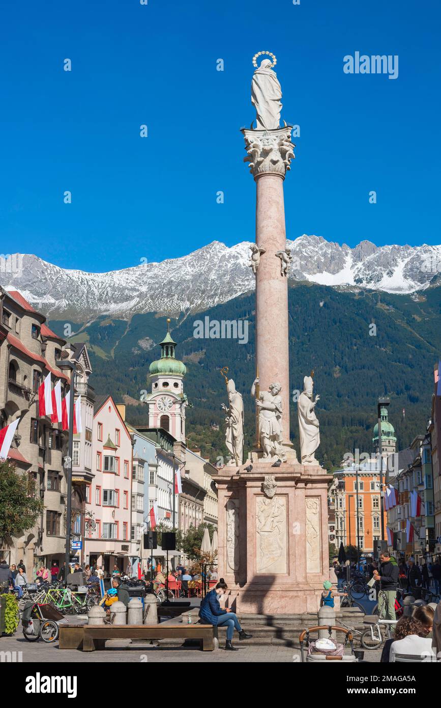 Innsbruck Maria Theresien Strasse, vista sulla colonna di Sant'Anna, il fulcro di Maria Theresien Strasse, la principale via dello shopping nella storica Innsbruck Foto Stock