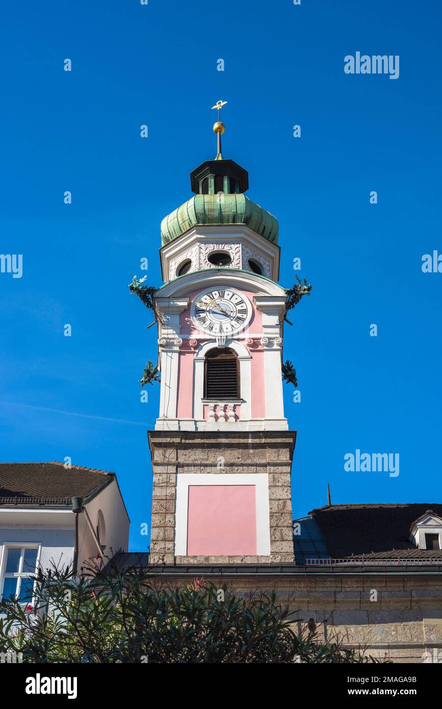 Chiesa di Innsbruck, vista della torre dell'orologio e del campanile sopra la Spitalskirche o la chiesa ospedaliera (1700), Maria Theresien Strasse, Innsbruck, Austria Foto Stock