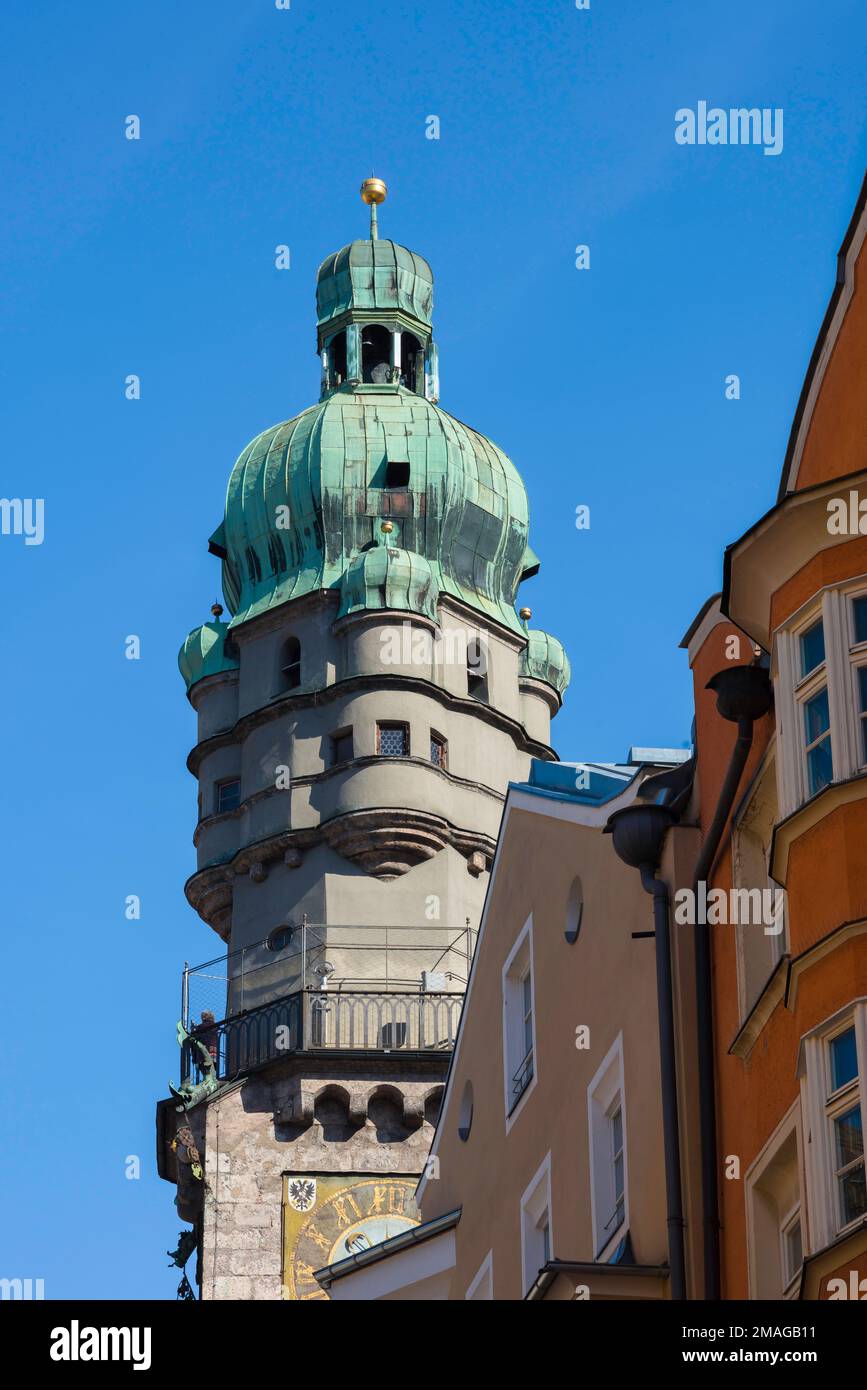 Innsbruck Austria, vista in estate della torre dell'orologio Stadtturm sopra gli edifici di Herzog Friedrich Strasse nel centro storico di Innsbruck, Austria Foto Stock