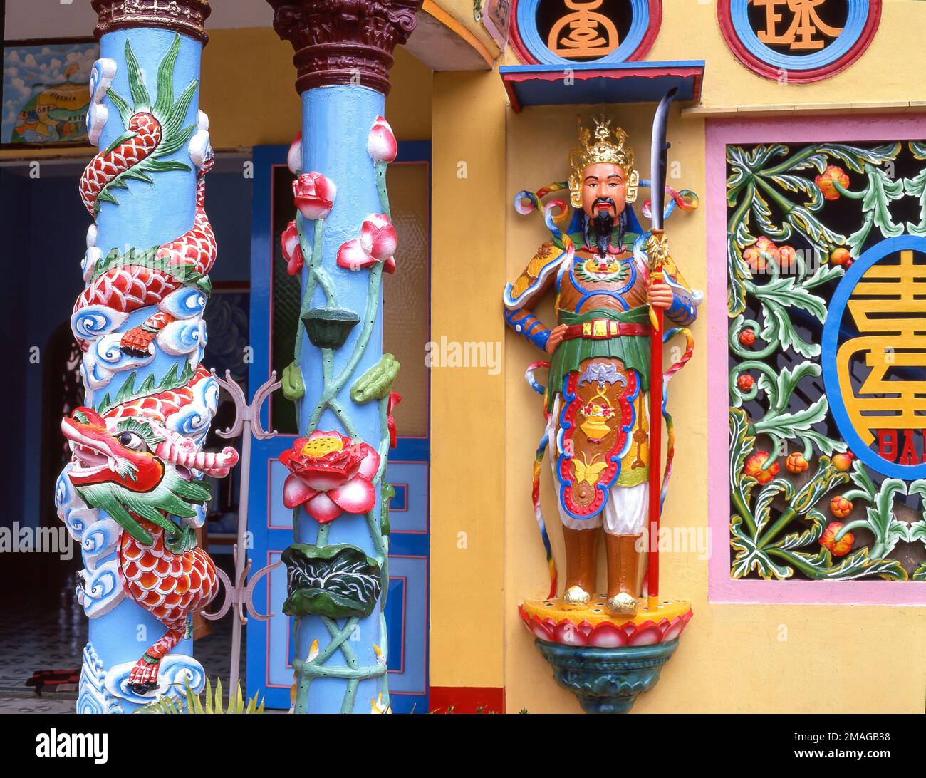 Colonne colorate e statua, Tan an Thanh That Pagoda, Delta del Mekong, Vietnam del Sud, Repubblica socialista del Vietnam Foto Stock