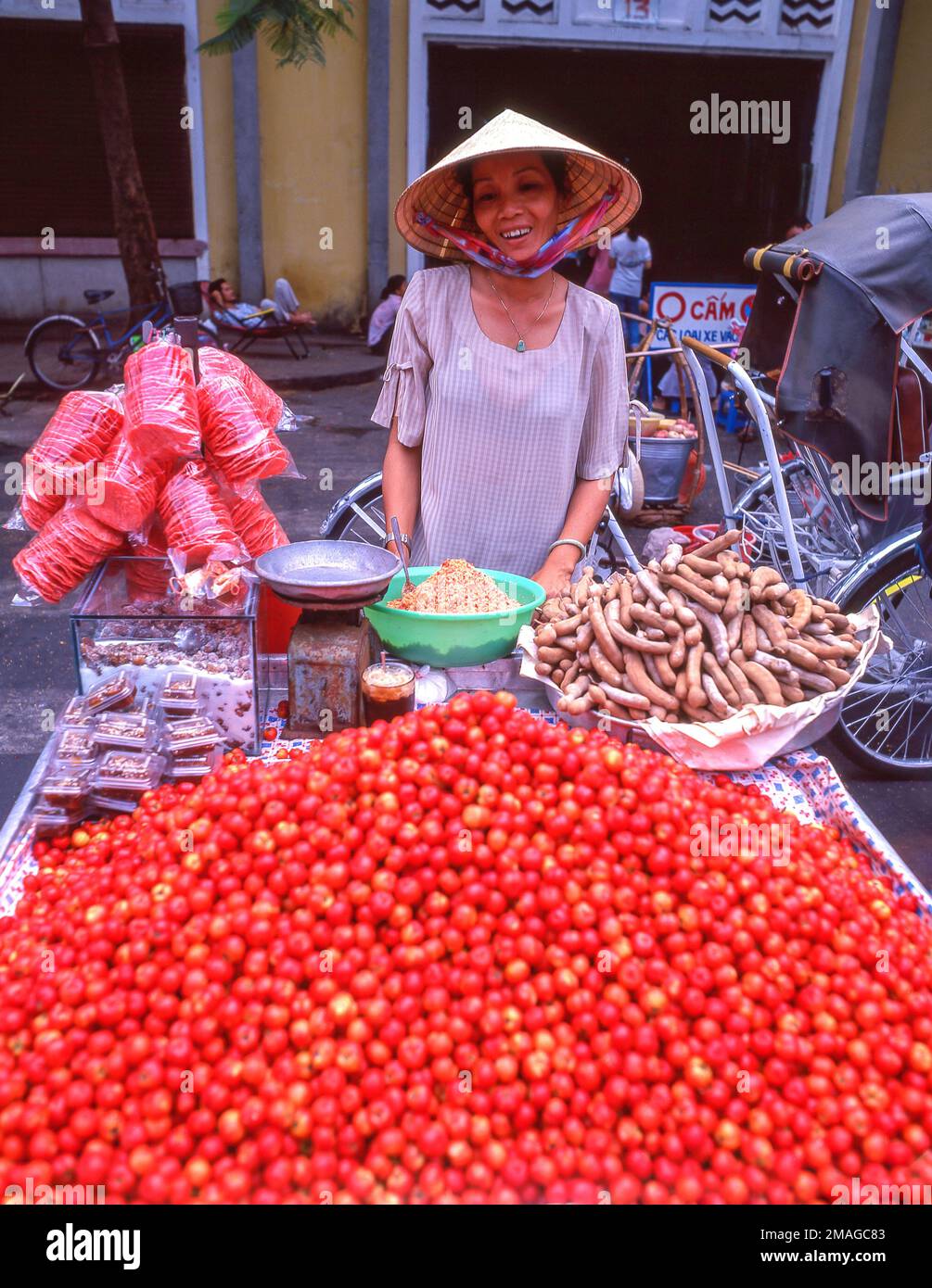 Donne che vendono dolci e verdure nel mercato di Bình Tây, Cholon, Distretto 6, ho Chi Minh City (Saigon), Repubblica socialista del Vietnam Foto Stock
