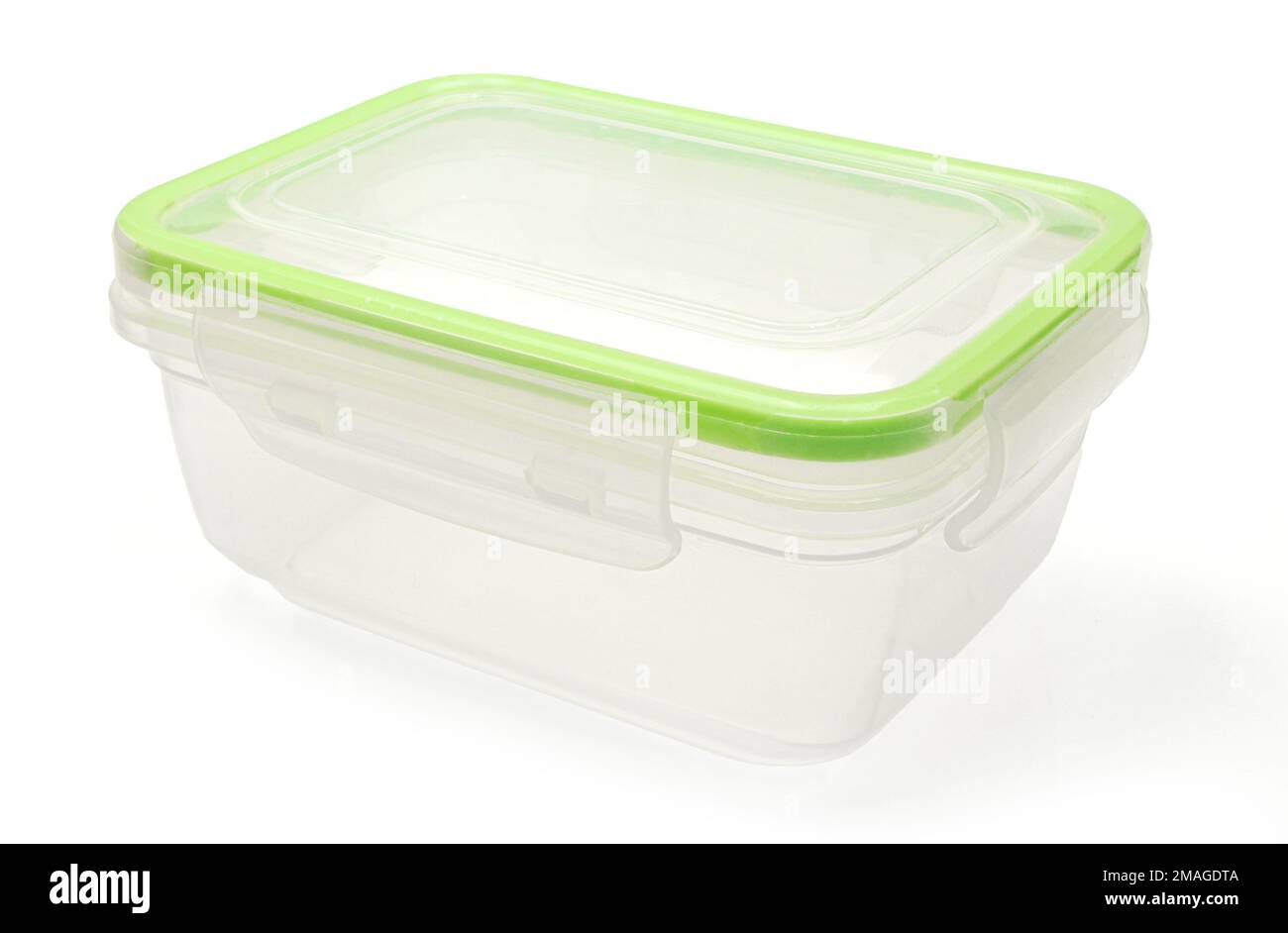 Lunch box in plastica traslucida isolato su sfondo bianco. Box da picnic quadrato chiuso Foto Stock