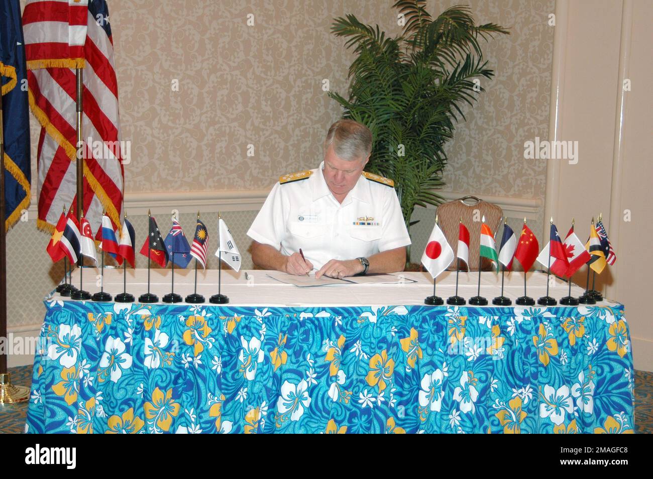 061102-N-8868R-001. Base: Honolulu Stato: Hawaii (HI) Paese: Stati Uniti d'America (USA) Scene Major Command mostrato: NAVY REGION HAWAII Foto Stock