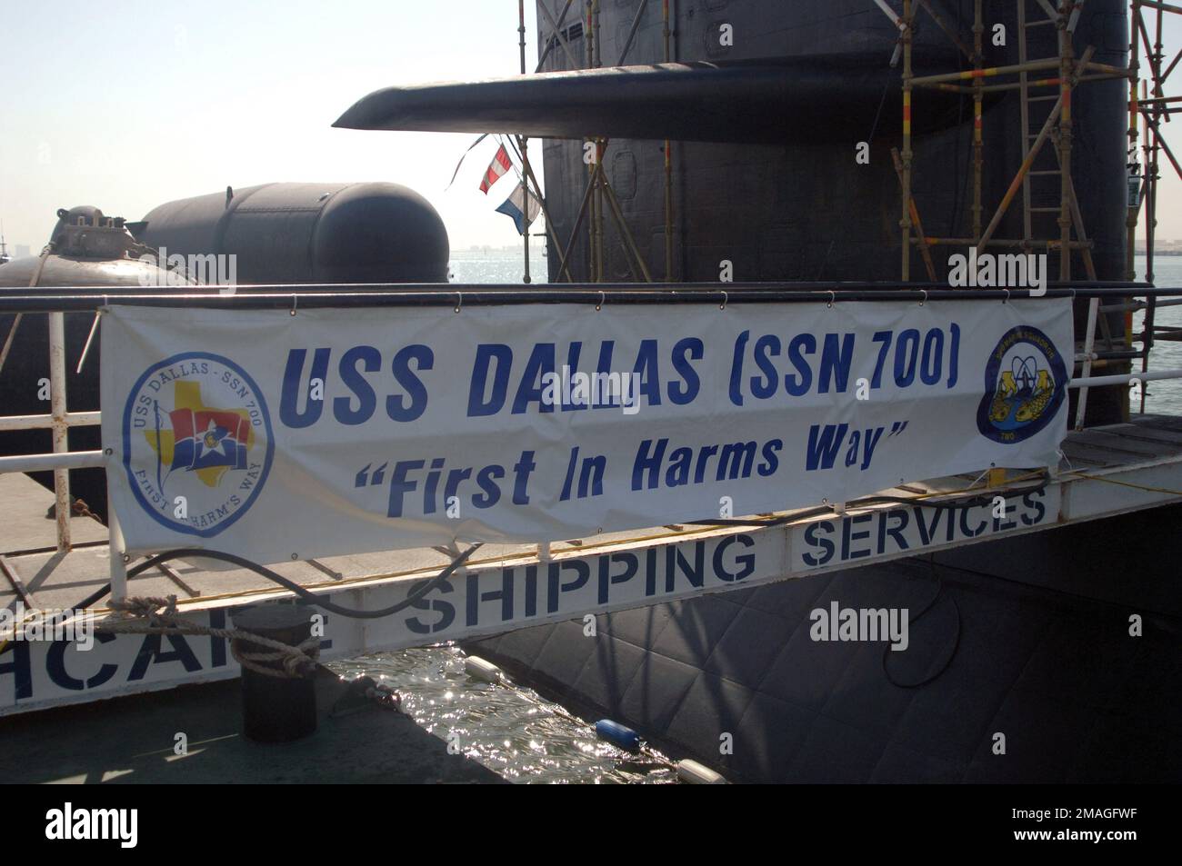 061107-N-9380A-001. [Complete] Scene Caption: MANAMA, Bahrain (7 novembre 2006) il sottomarino di attacco nucleare della classe Los Angeles USS DALLAS (SSN 700) partì da Manama dopo una visita al porto nel paese dell'isola. DALLAS è a metà strada con un'implementazione di sei mesi negli Stati Uniti Area di attività della Marina 5th Fleet a sostegno delle operazioni di sicurezza marittima (MSO). Le MSO contribuiscono a stabilire le condizioni per la sicurezza e la stabilità nell'ambiente marittimo, nonché a completare gli sforzi contro il terrorismo e la sicurezza delle nazioni regionali. Queste operazioni negano ai terroristi internazionali l'uso della e marittima Foto Stock