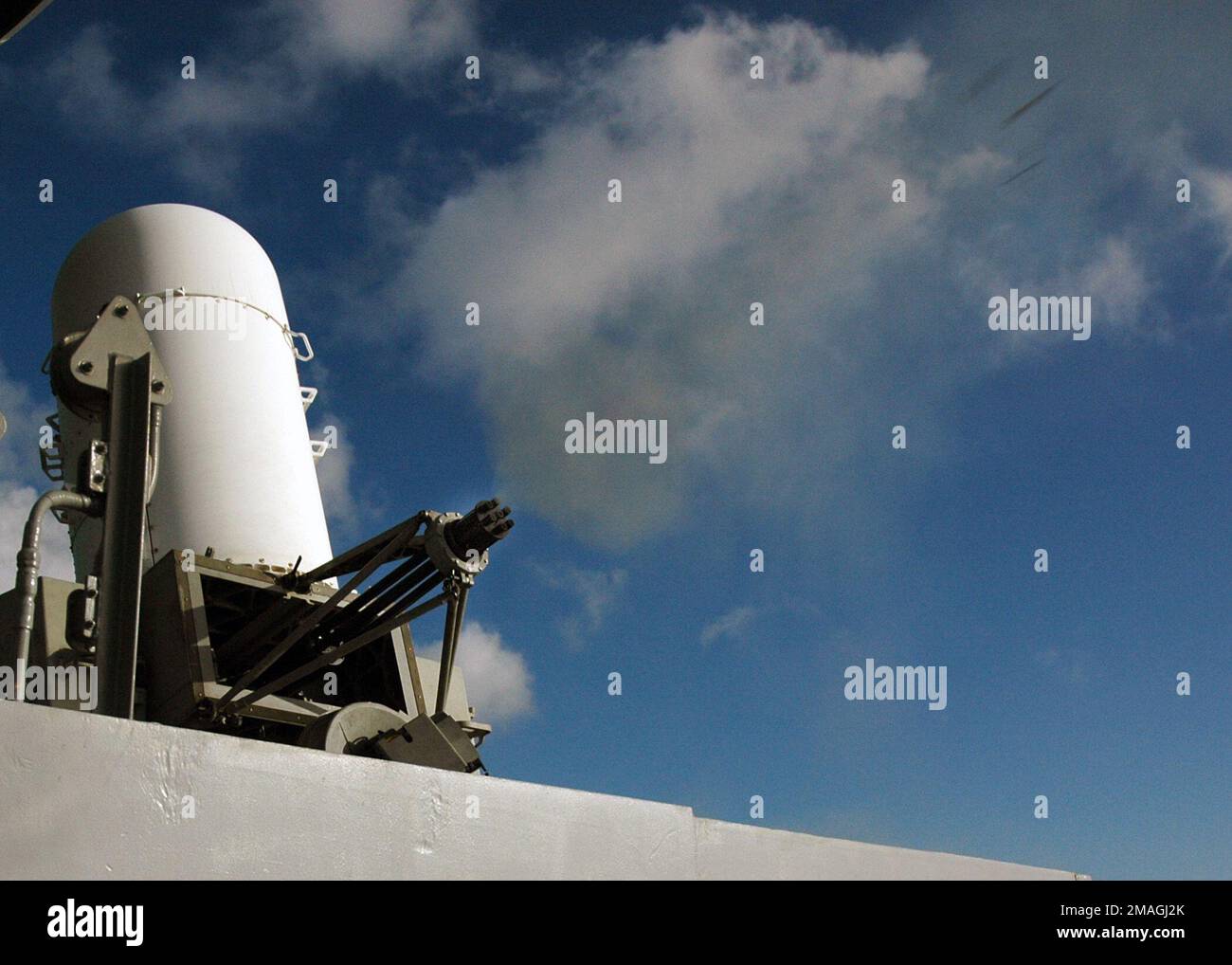 061127-N-3211R-039. [Complete] Scene Caption: The U.S. Navy Wasp Class Amphibious Assault Ship USS BONHOMME RICHARD (LHD 6) esegue una taratura di mira pre-azione su un MK-15 Phalanx Close-in Weapons Systems il 27 novembre 2006. La base del sistema è una pistola da picchiettamento Vulcan da 20 mm M61 collegata ad un sistema radar per l'acquisizione e l'inseguimento dei bersagli. La pistola spara a 4.500 giri al minuto variabili (i modelli idraulici sparavano solo 3.000 giri al minuto): È montata in una torretta indipendente insieme a un sistema di controllo antincendio automatizzato. Il sistema esegue automaticamente la ricerca, rileva, traccia, innesta un Foto Stock