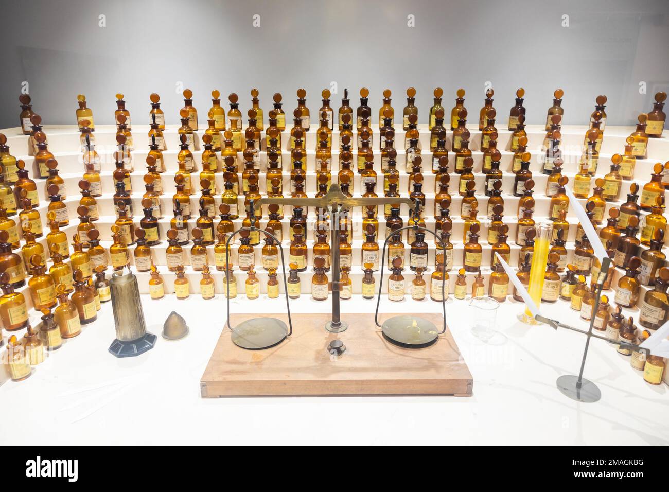 Grasse, Francia - Agosto 2022: Raccolta di profumi antichi in laboratorio con equilibrio vintage Foto Stock