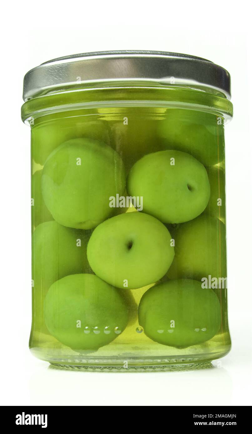 Grandi olive verdi italiane in vaso isolate su fondo bianco Foto Stock