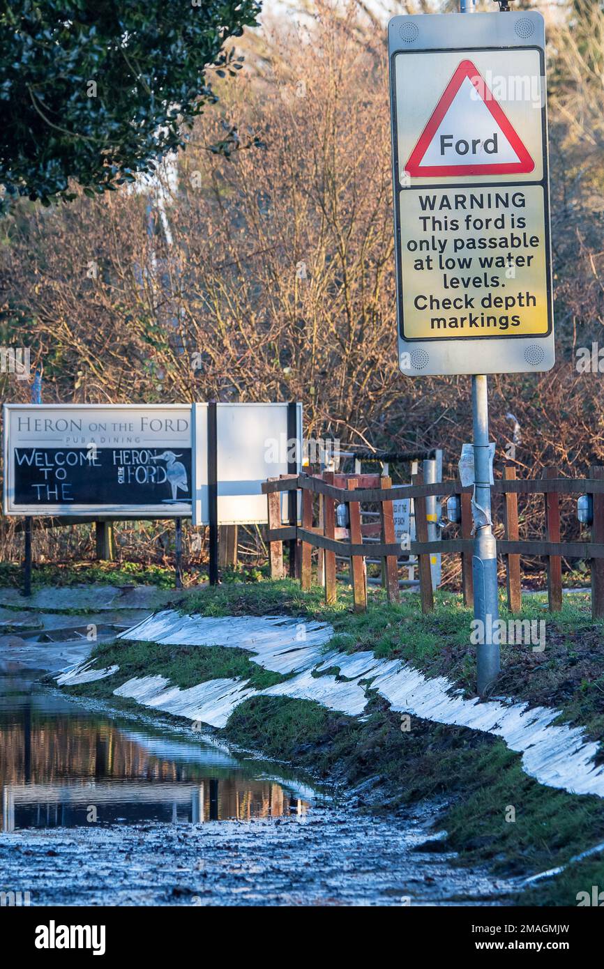 Charvil, Berkshire, Regno Unito. 19th gennaio 2023. Ghiaccio sulla strada. Il Land's End Ford a Charvil, Berkshire, è attualmente chiuso al traffico, poiché i livelli dell'acqua hanno raggiunto appena meno di 6 metri di altezza. Il ford è noto per aver causato gli automobilisti di ottenere bloccati in acqua lì. Un allerta alluvione è in atto per il Lower River Loddon alla confluenza del Tamigi compreso Twyford, Charvil e Wargrave. Il pub accanto al Ford chiamato The Heron on the Ford è ancora aperto per affari, anche se il parcheggio sul retro non può essere raggiunto a causa dell'allagamento ford. Credit: Maureen McLean/Alamy Live News Foto Stock