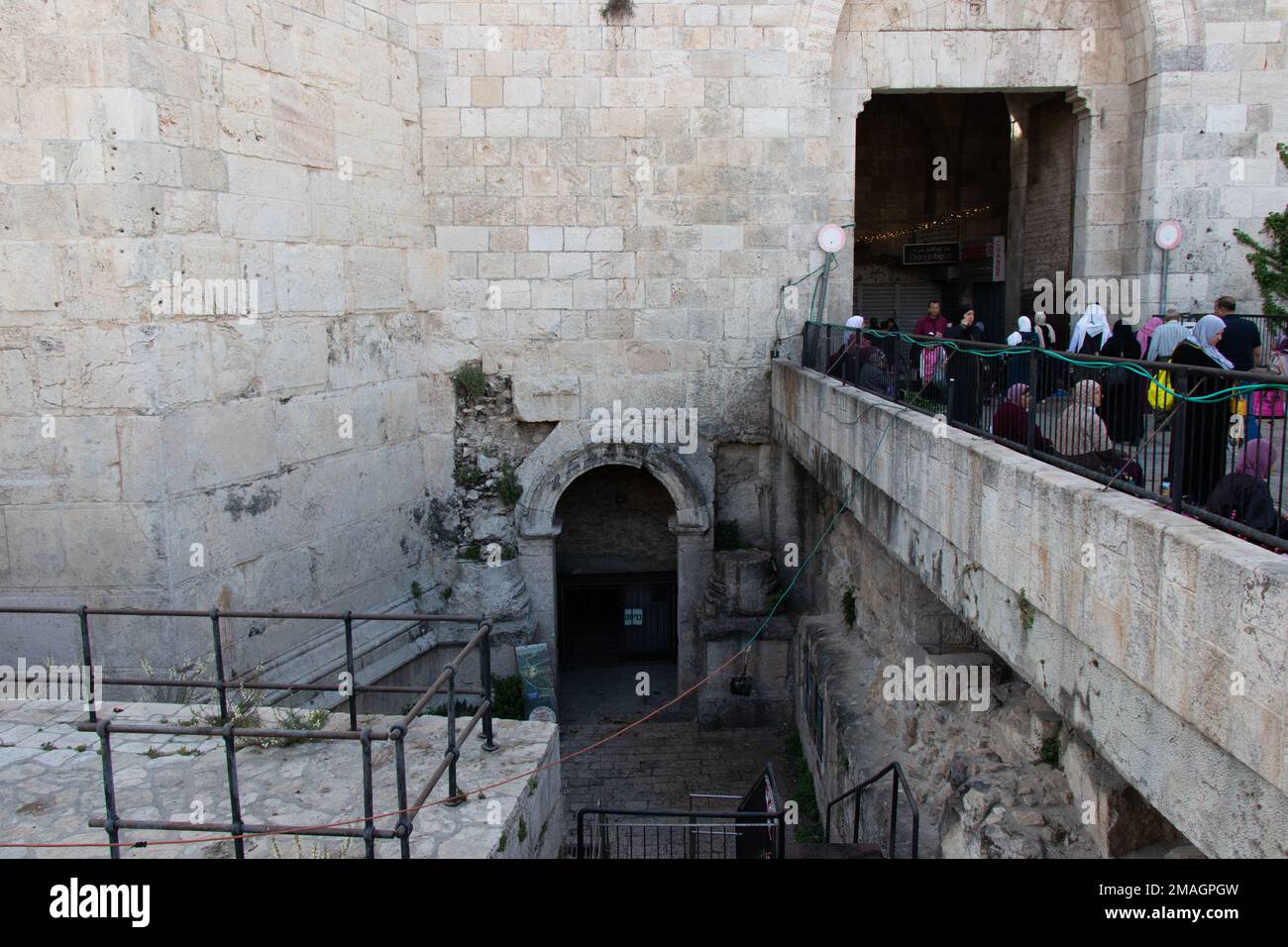 Gerusalemme, Israele - 22 aprile 2022: La porta di Damasco è una delle principali entrate della Città Vecchia di Gerusalemme. Foto Stock