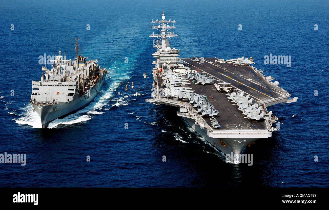 070115-N-0490C-001. Paese: Mar Arabico scena comando principale mostrato: USS DWIGHT D. EISENHOWER (CVN 69 Foto Stock