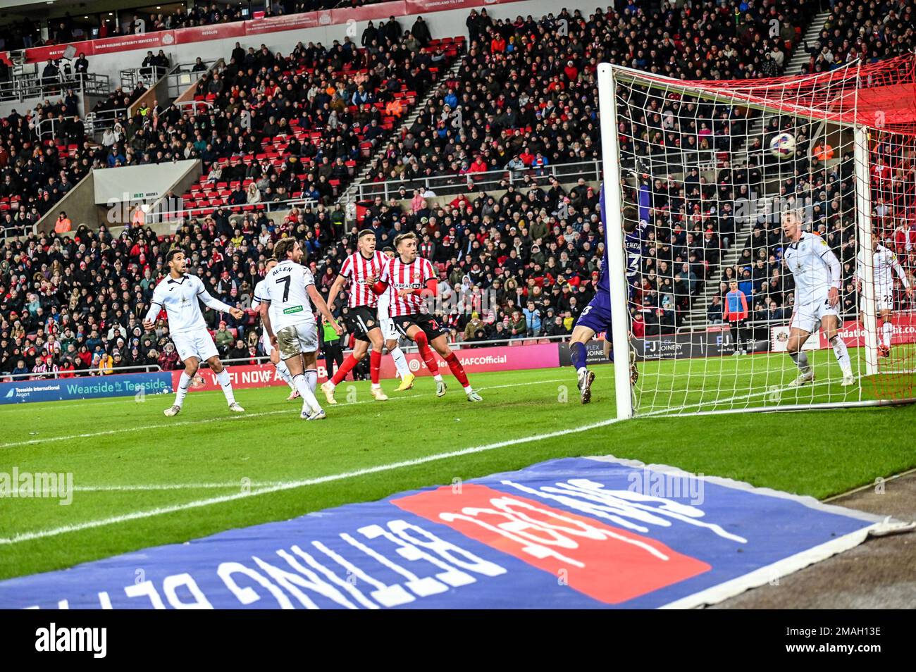 DaN Neil segna l'equalizzatore di Sunderland AFC contro Swansea City nel campionato EFL. Foto Stock