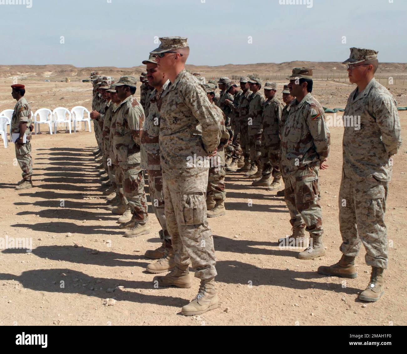 070308-M-5865P-002. [Complete] Scene Caption: 8 Marzo 2007, PFC. Jonathon E. Vanneil (al centro) e Lance CPL. Alexander S. Heaton, squadra militare di transizione 2D Brigata 7th Divisione dell'esercito iracheno (MITT 2-7) Consiglieri aggiunti agli istruttori iracheni presso la Scuola di Fanteria (SOI) per i soldati dell'esercito iracheno sul campo Yasser su al Asad, Iraq, In formazione durante la prima laurea dei soldati dell'esercito iracheno della SOI. SOI è una scuola di formazione di dieci giorni che insegna tecniche di combattimento avanzate e tattiche ai nuovi soldati dell'esercito iracheno prima che riferiscano ai loro battaglioni. Il modello MITT 2-7 viene distribuito come Foto Stock