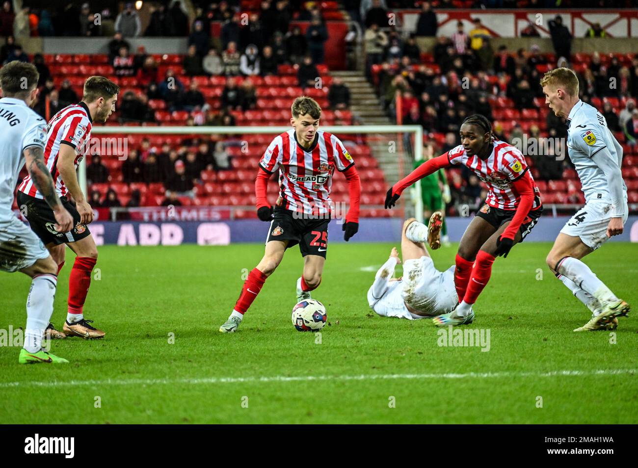 Il centrocampista Sunderland AFC Edouard Michut in azione contro Swansea City nel campionato EFL Foto Stock