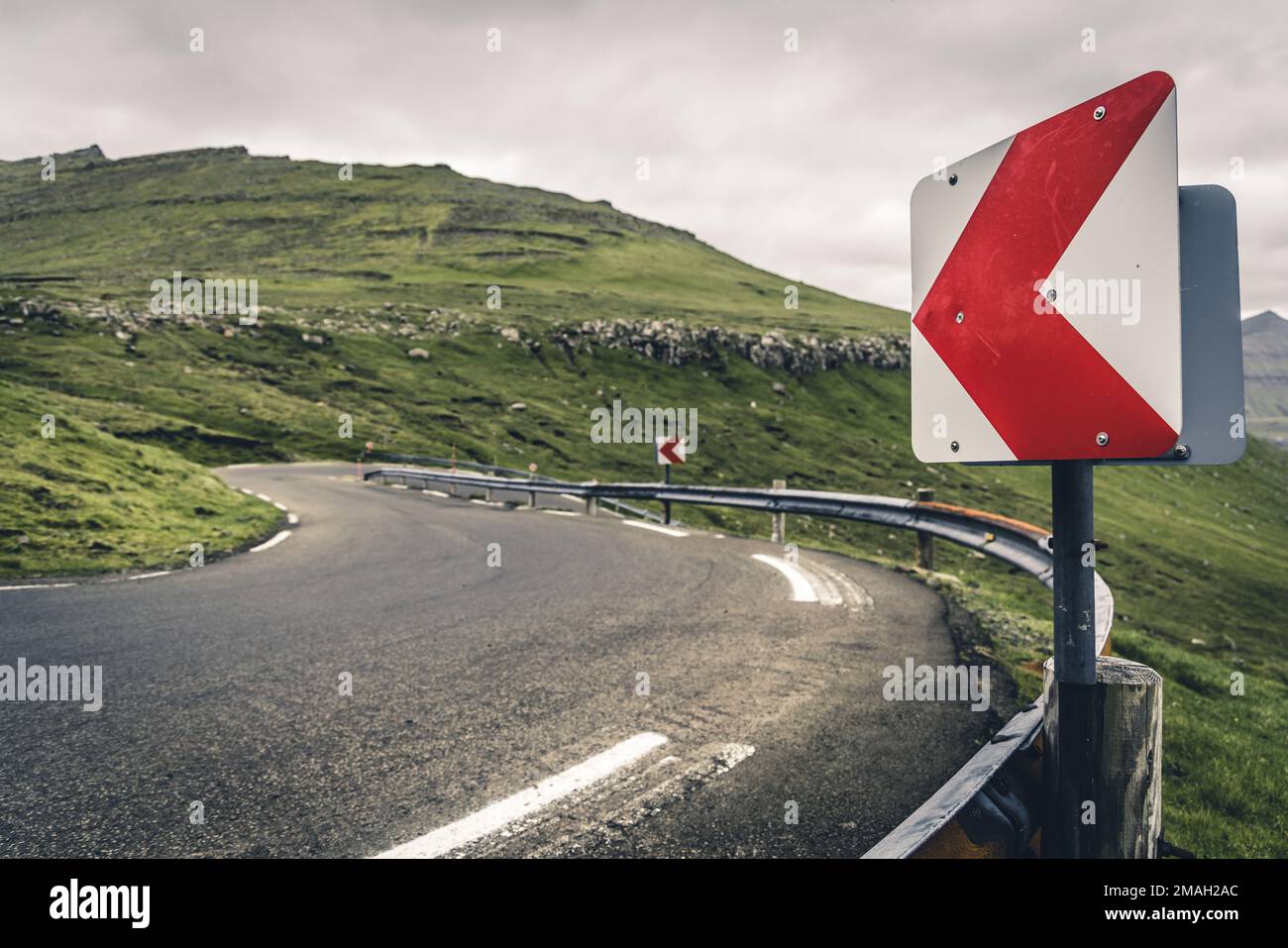 Cartello stradale ad angolo, Eysturoy, Isole Faroe Foto Stock