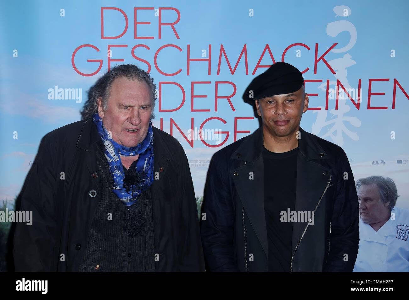 DEU, Deutschland, Berlino, 12,1.23, Cinema Parigi, Filmpremiere Der Geschmack der kleinen Dinge (OT: UMami) , Gérard Depardieu mit Regisseur Slony sow Foto Stock