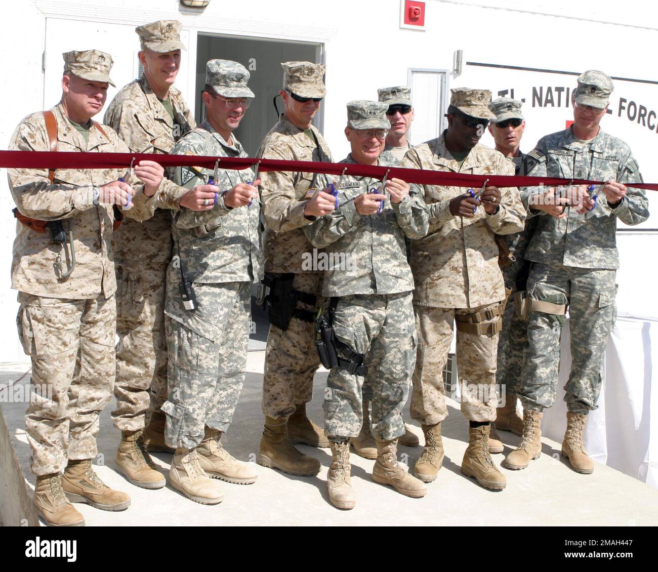 070319-M-5865P-007. [Completa] Caption scena: 9 marzo 2007, Marine Brig. GEN. James A. Kessler, comandante generale 2D Marine Logistics Group (2D MLG) parla ai membri del servizio e civili riuniti per la cerimonia di taglio del nastro dell'ospedale della forza Multi-Nazionale sulla base aerea di Asad, in Iraq. 2D MLG è schierato come parte di MNF-W a sostegno dell'operazione Iraqi Freedom nella provincia di Anbar in Iraq per sviluppare le forze di sicurezza irachene, Facilitare lo sviluppo dello Stato di diritto ufficiale attraverso riforme democratiche del governo e continuare lo sviluppo di un'economia di mercato incentrata sulla riconversione irachena Foto Stock