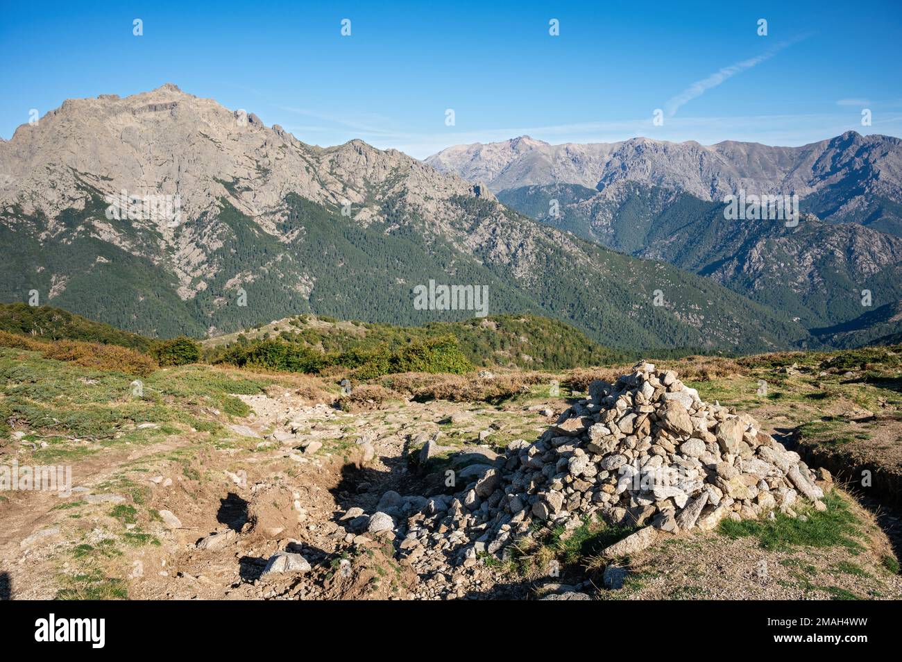 Cairn di fronte al Monte d'Oro tra Vizzavona e e Capanelle, GR20, Corsica, Francia Foto Stock