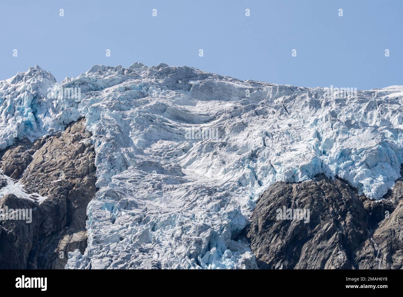 Buarbreen - parte del ghiacciaio di Folgefelna nei pressi di Odda in Norvegia in una giornata di sole estate. Foto Stock