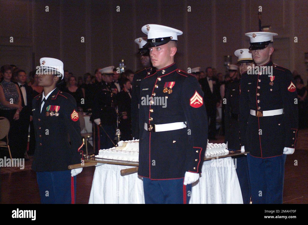 031107-M-5181A-028. I Marine Corps (USMC) scortano la torta al Marine Corps System Command’s 228th Marine Corps Birthday Ball all’Hilton Alexandria Mark Center, Virginia (VA). Foto Stock