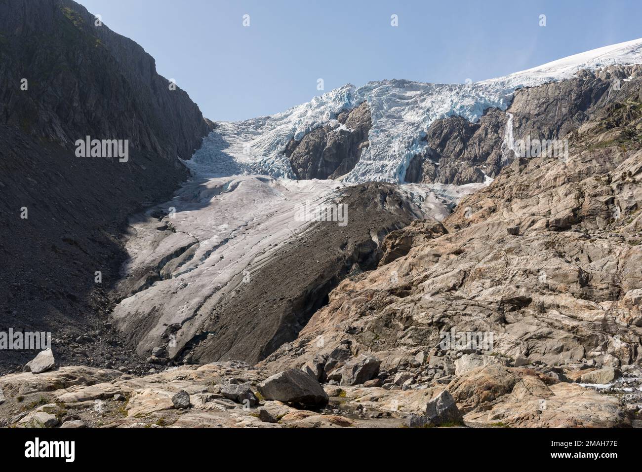 Buarbreen - parte del ghiacciaio di Folgefelna nei pressi di Odda in Norvegia in una giornata di sole estate. Foto Stock