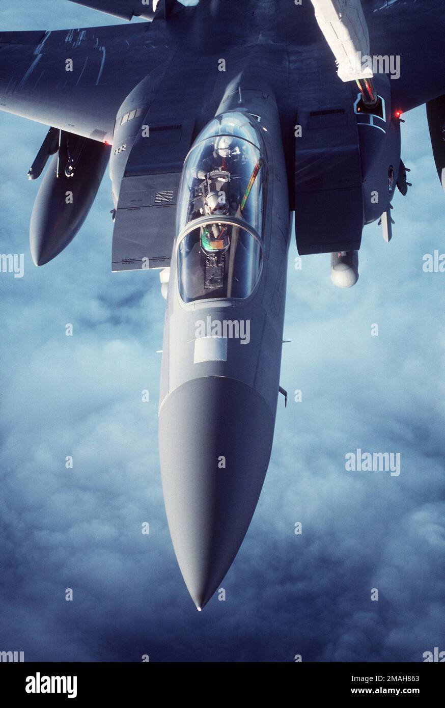 F-15E del 22nd Air Wing, Mountain Home AFB, Idaho, rifornire di un KC-135 sopra l'Egitto. Subject Operation/Series: Bright Star 94 base: Cairo Paese: Egitto (EGY) Foto Stock