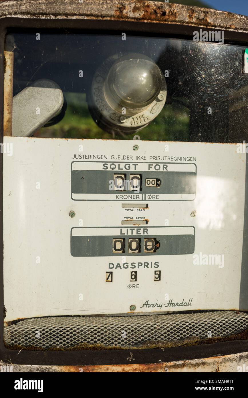 Vecchia pompa di carburante in una stazione di servizio abbandonata in Norvegia. E' anche possibile vedere il prezzo del carburante come era l'ultima volta che la stazione di servizio era in uso. Foto Stock