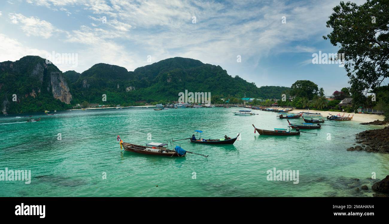 Phi Phi Island, Krabi, Thailandia. Dicembre 2, 2022. La famosa spiaggia di Ton Sai. Barche tradizionali sulla spiaggia. Le isole turistiche più importanti della Thailandia Foto Stock