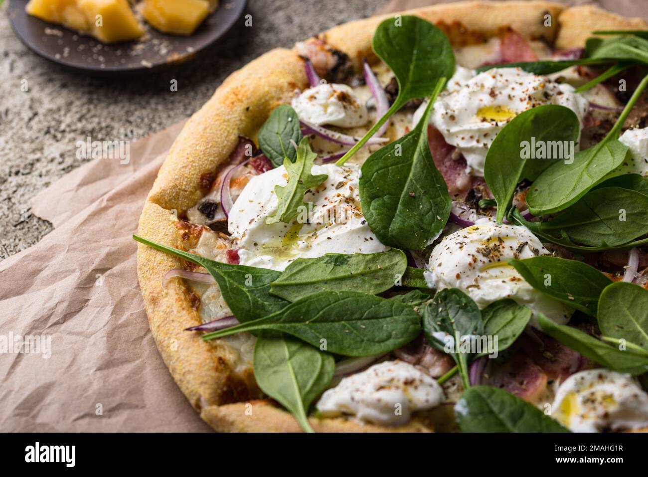 Pizza italiana con mozzarella di formaggio Foto Stock